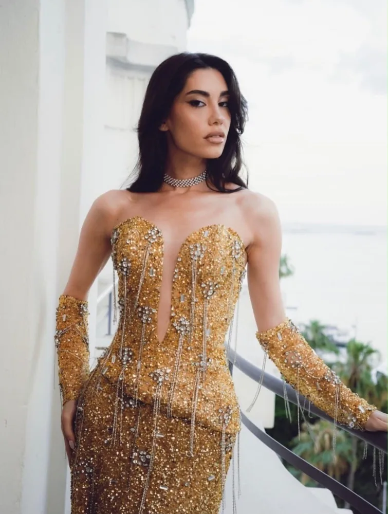 Gold embellishment and sculpted detail